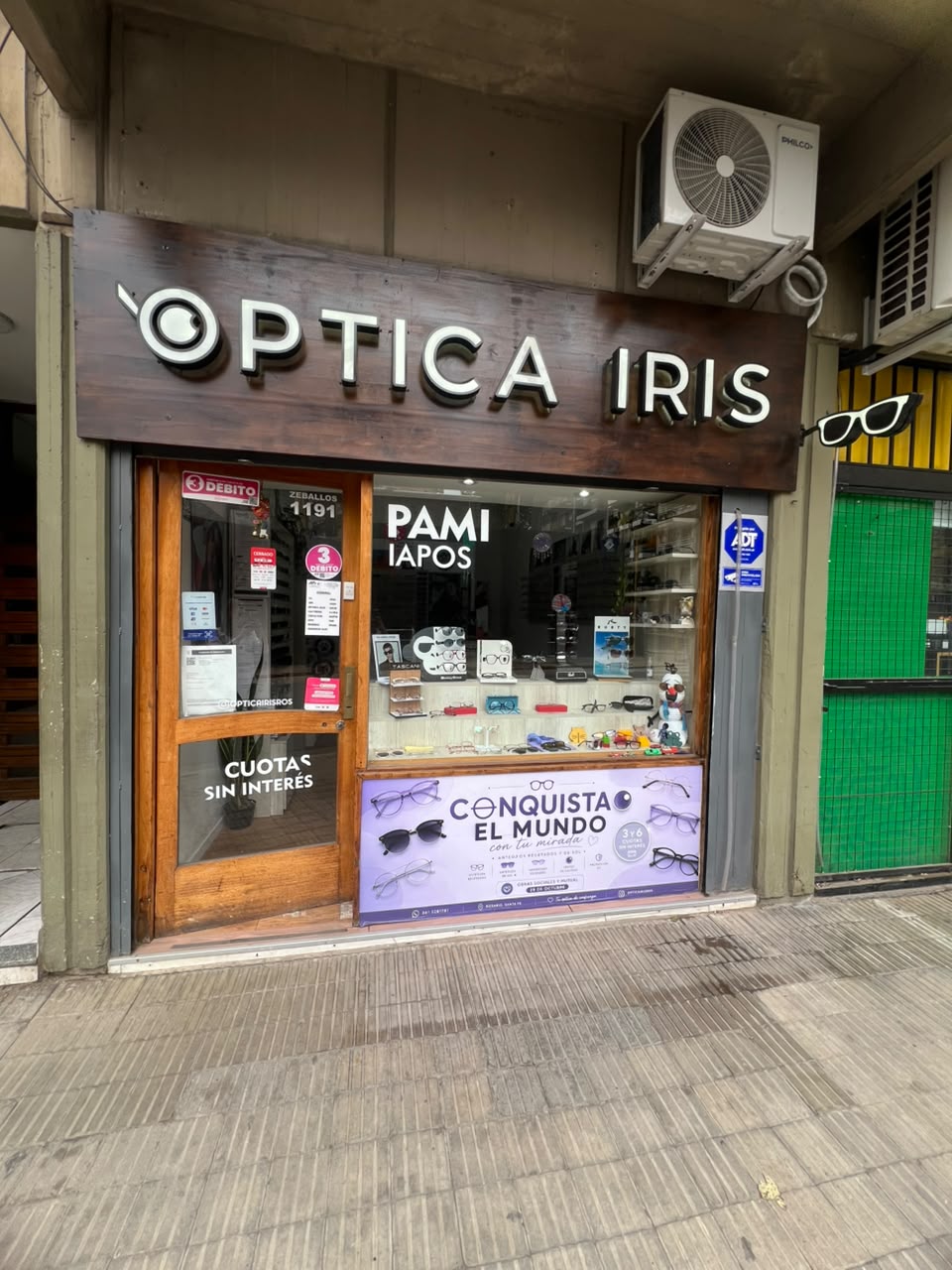 Frente de Óptica Iris en Zeballos 1191